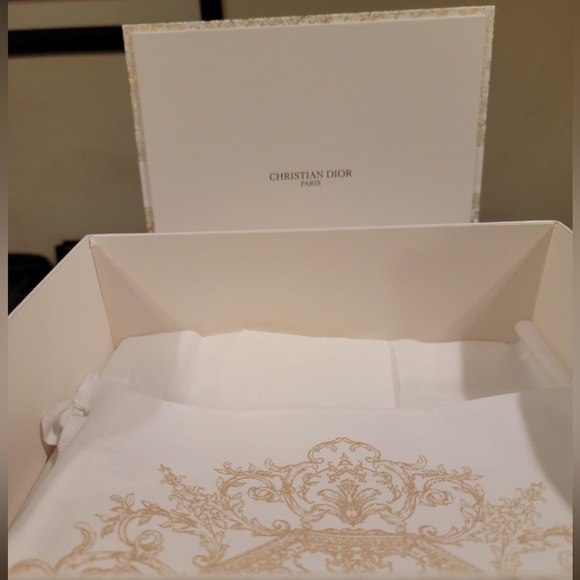 Dior 2023 Christmas Gift Box limited
Set-Box-DustBag-Pillow box 10"×8.5"
×4.5" - Picture 4 of 7